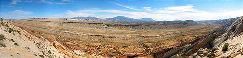 Capitol Reef National Park - Strike Valley Overlook - Waterpocket Fold - Looking East from Strike Valley Overlook (11:50 AM Oct 12, 2005)